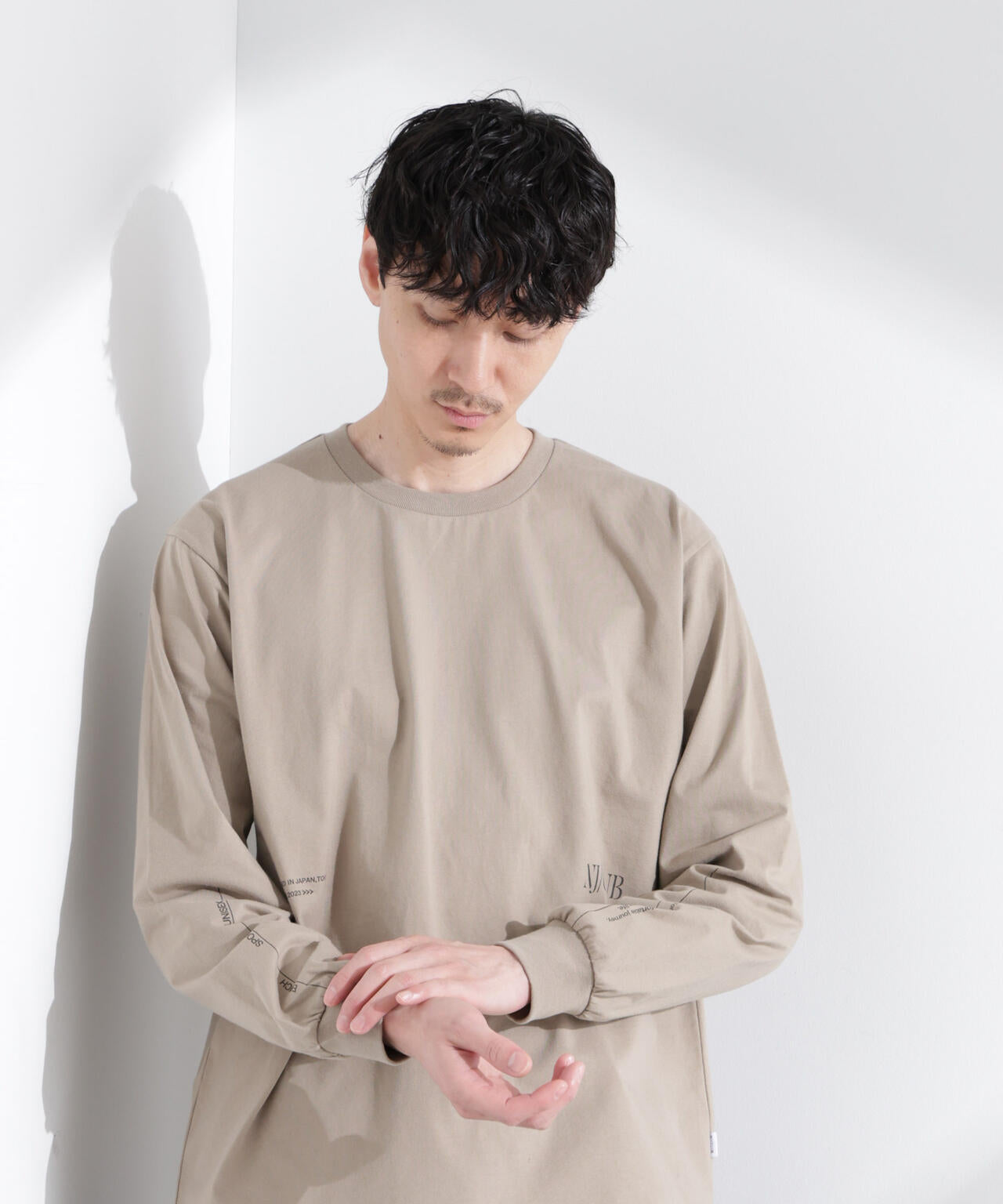 ｢NJ/CLUB｣ ロゴプリントロングスリーブTシャツ