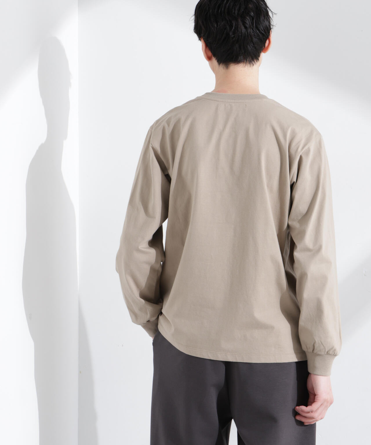 ｢NJ/CLUB｣ ロゴプリントロングスリーブTシャツ
