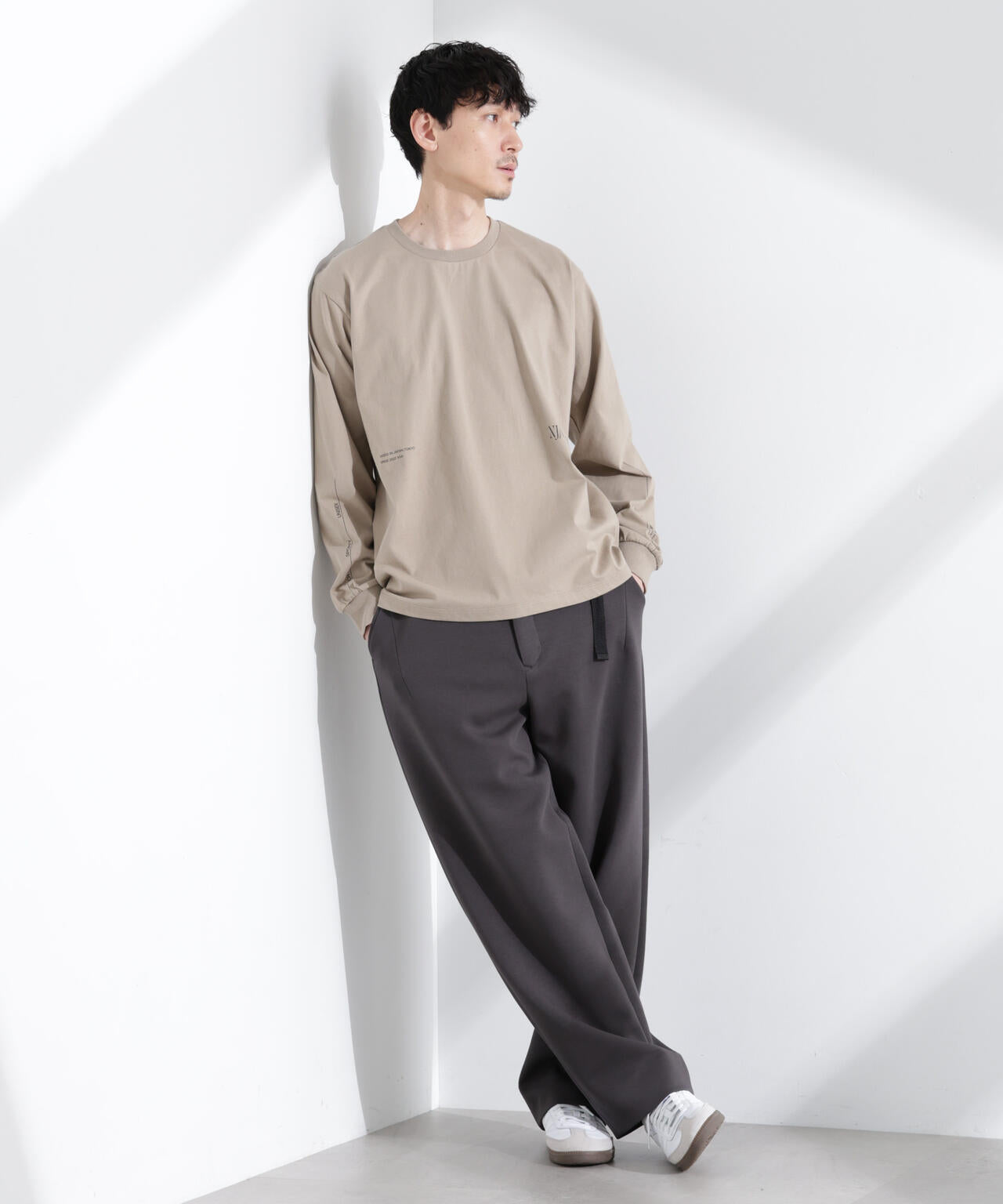 ｢NJ/CLUB｣ ロゴプリントロングスリーブTシャツ