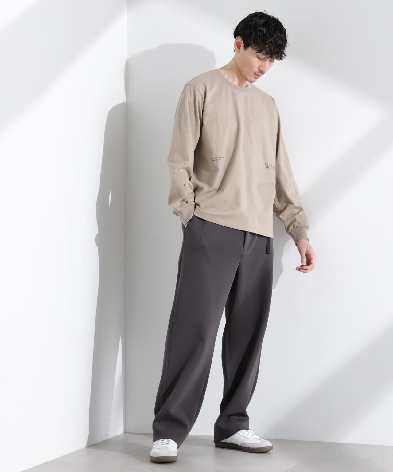 ｢NJ/CLUB｣ ロゴプリントロングスリーブTシャツ
