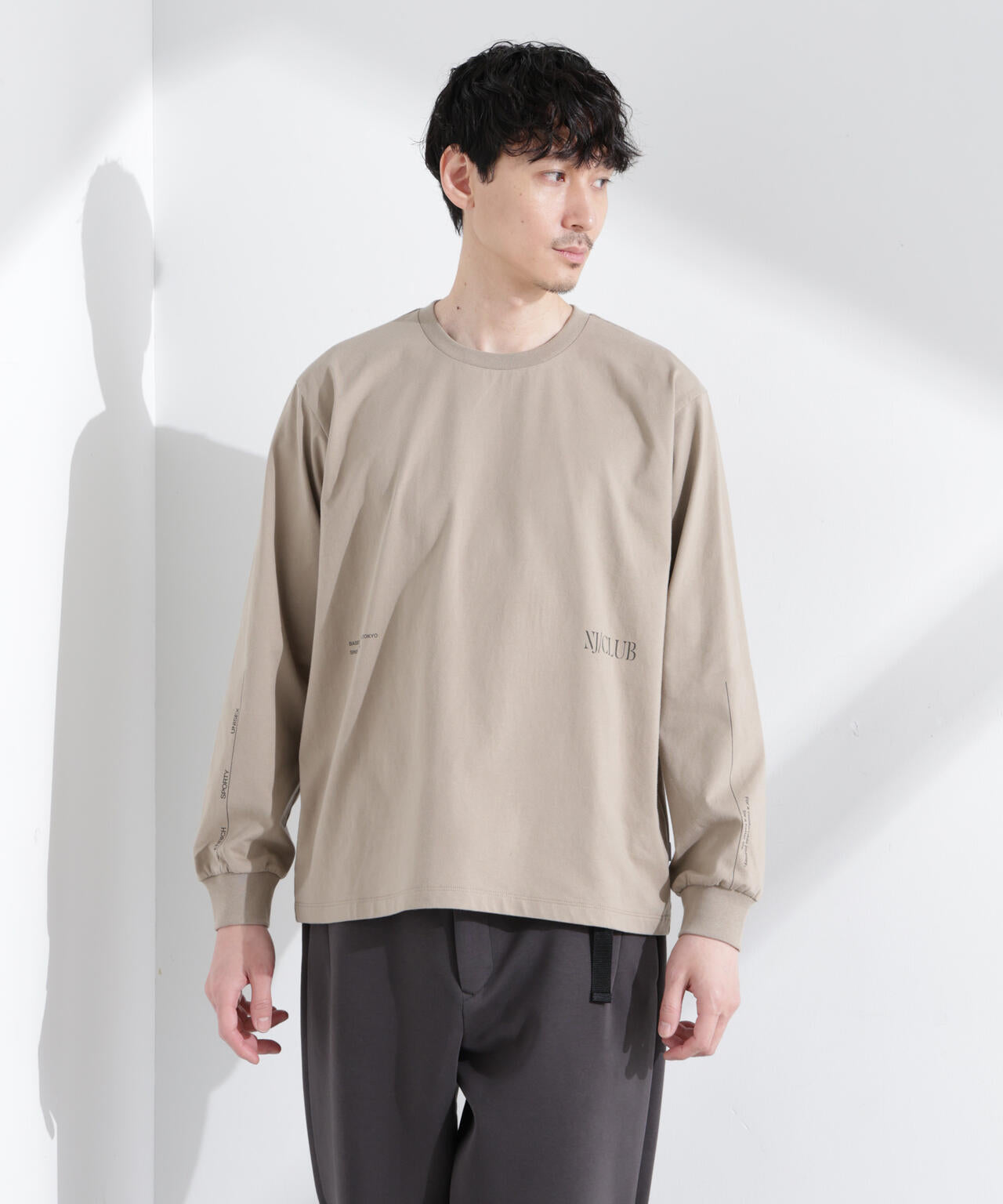 ｢NJ/CLUB｣ ロゴプリントロングスリーブTシャツ