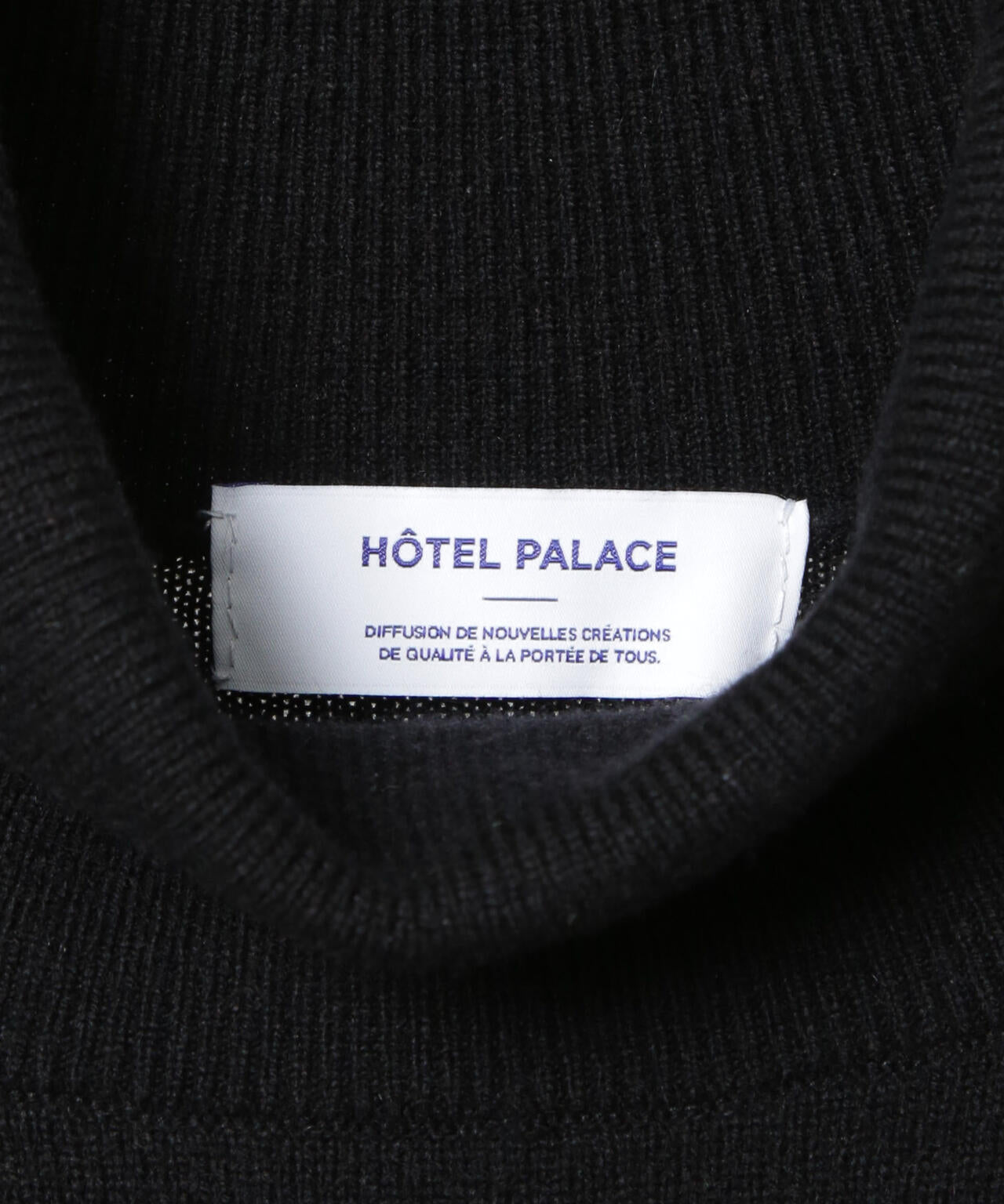 ｢HOTEL PALACE｣ ショルダーデザインステッチタートルネックニット