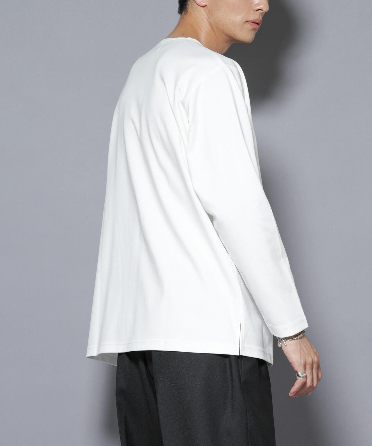 ｢NJ/CLUB｣モクロディ ボートネック サイドスリットTシャツ