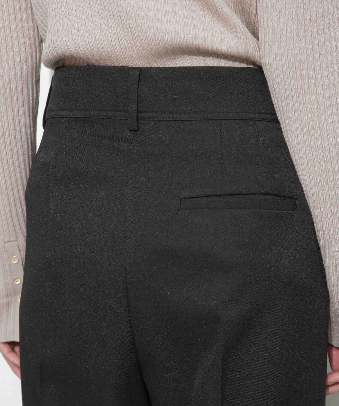タックテーパードパンツ