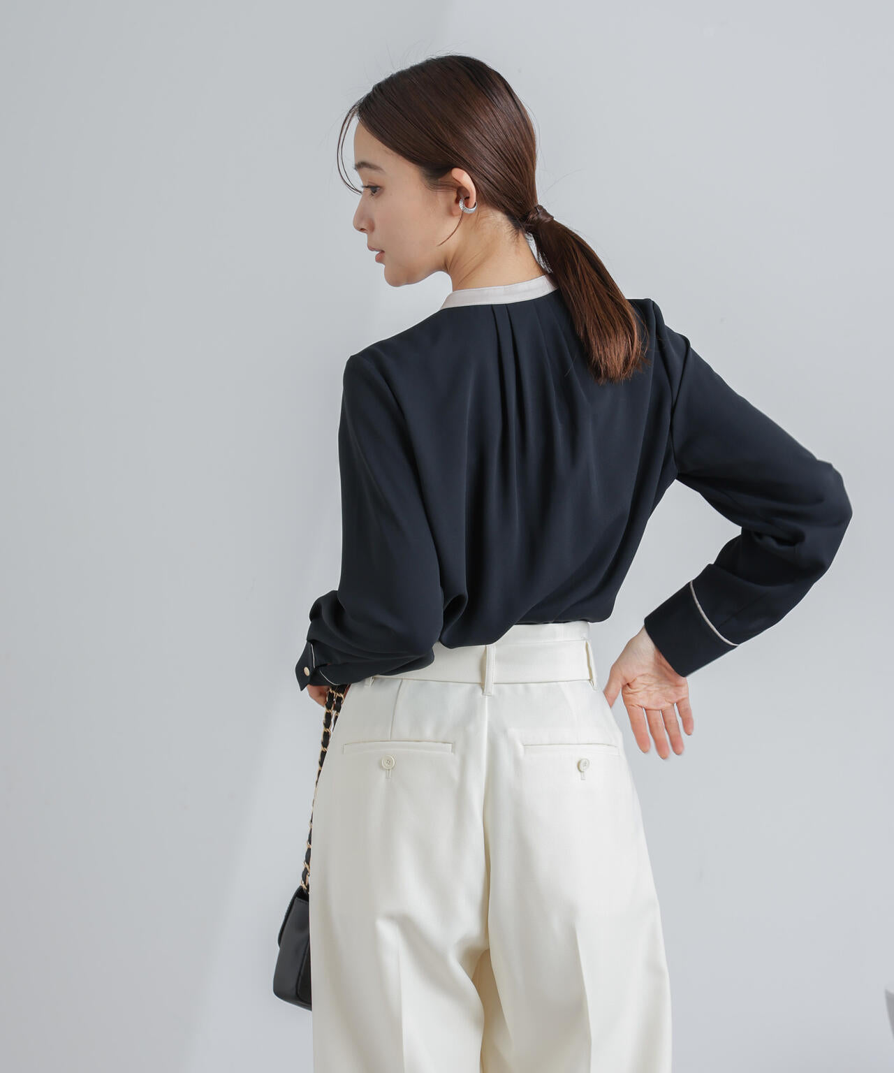 スタンドバイカラージョーゼットタックブラウス