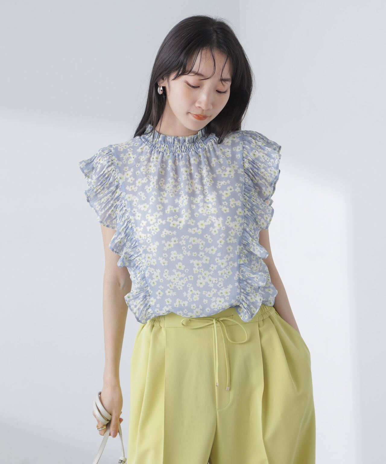小花柄プリーツラッフルブラウス