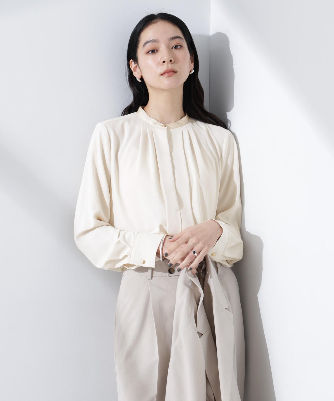 スタンドバイカラータックブラウス