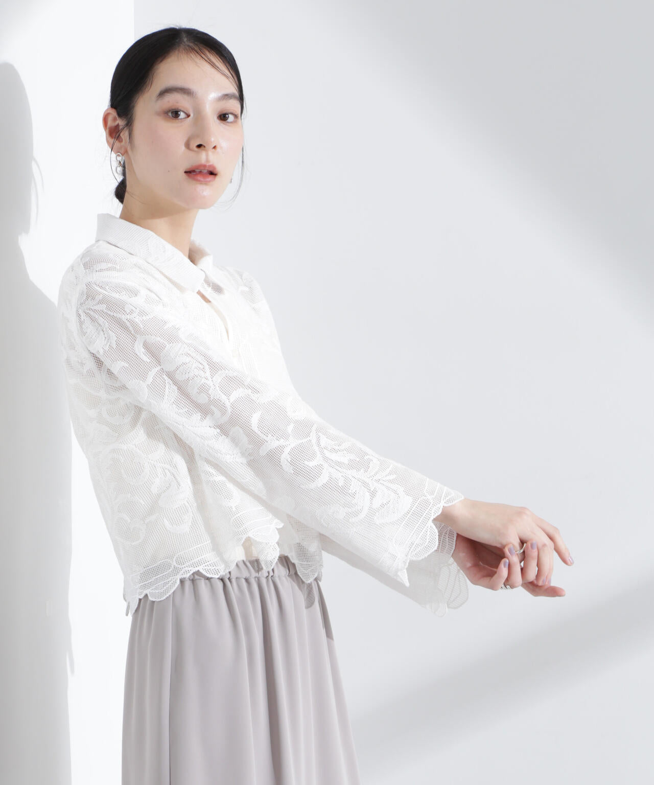 モチーフ刺繍レースシャツ