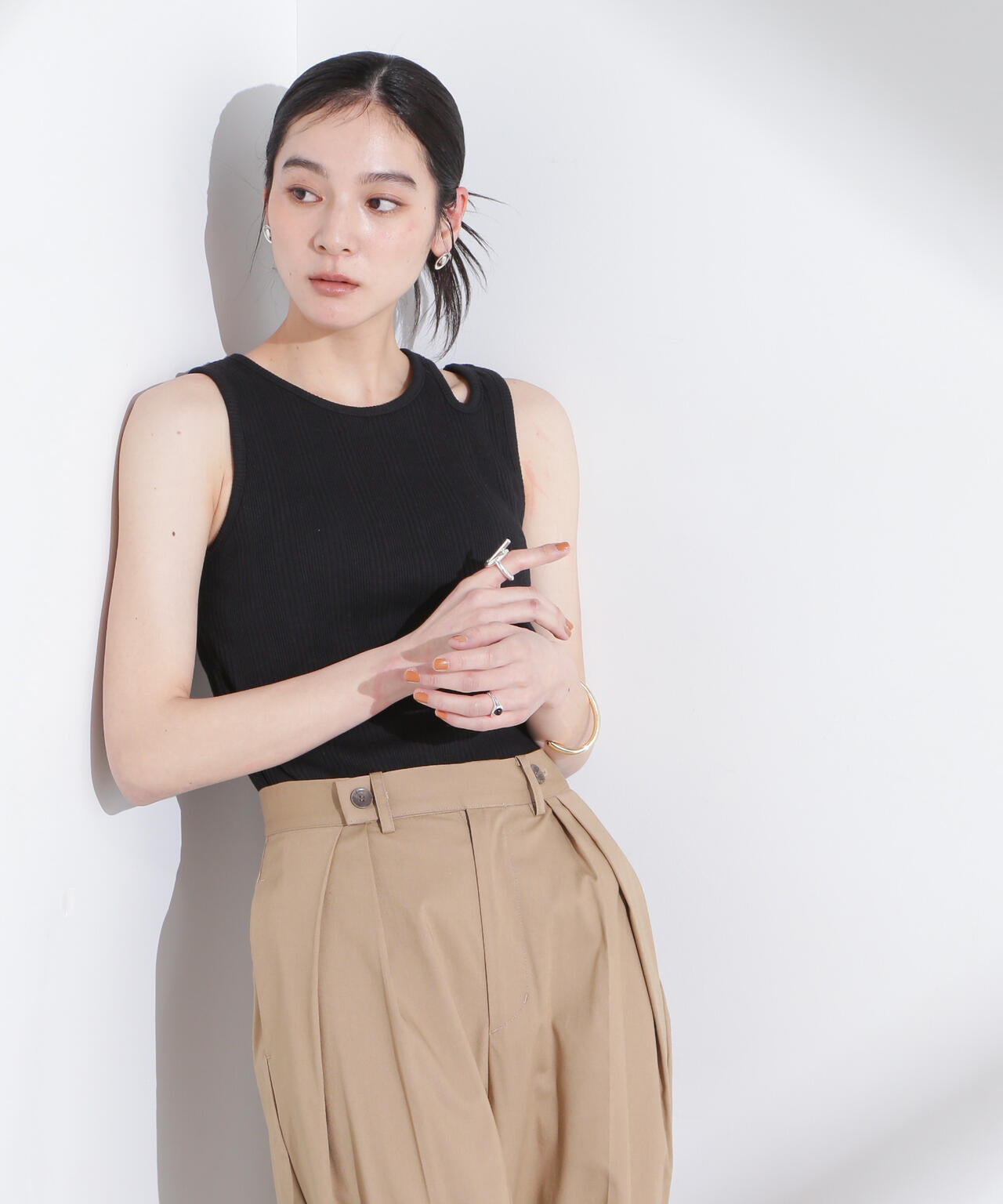 ランダムリブカップ付きスラッシュタンクトップ