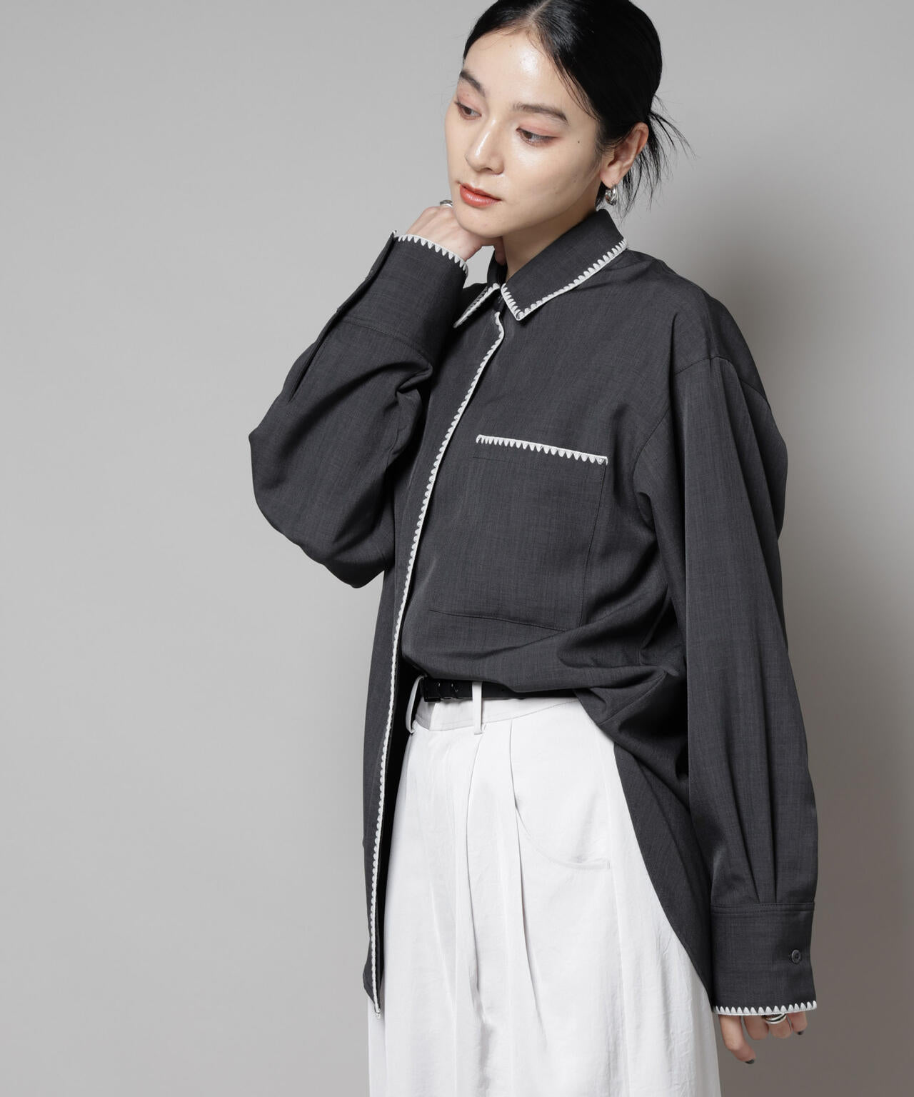 トリミング刺繍ツイルシャツ