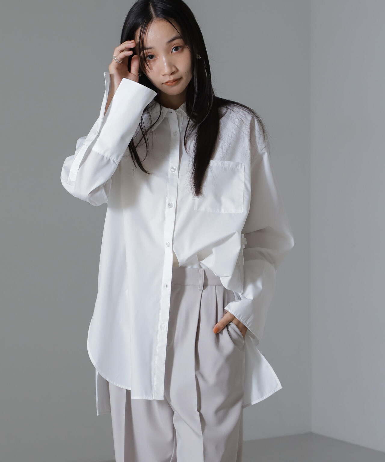 サイドタブ付ワイドスリーブシャツ