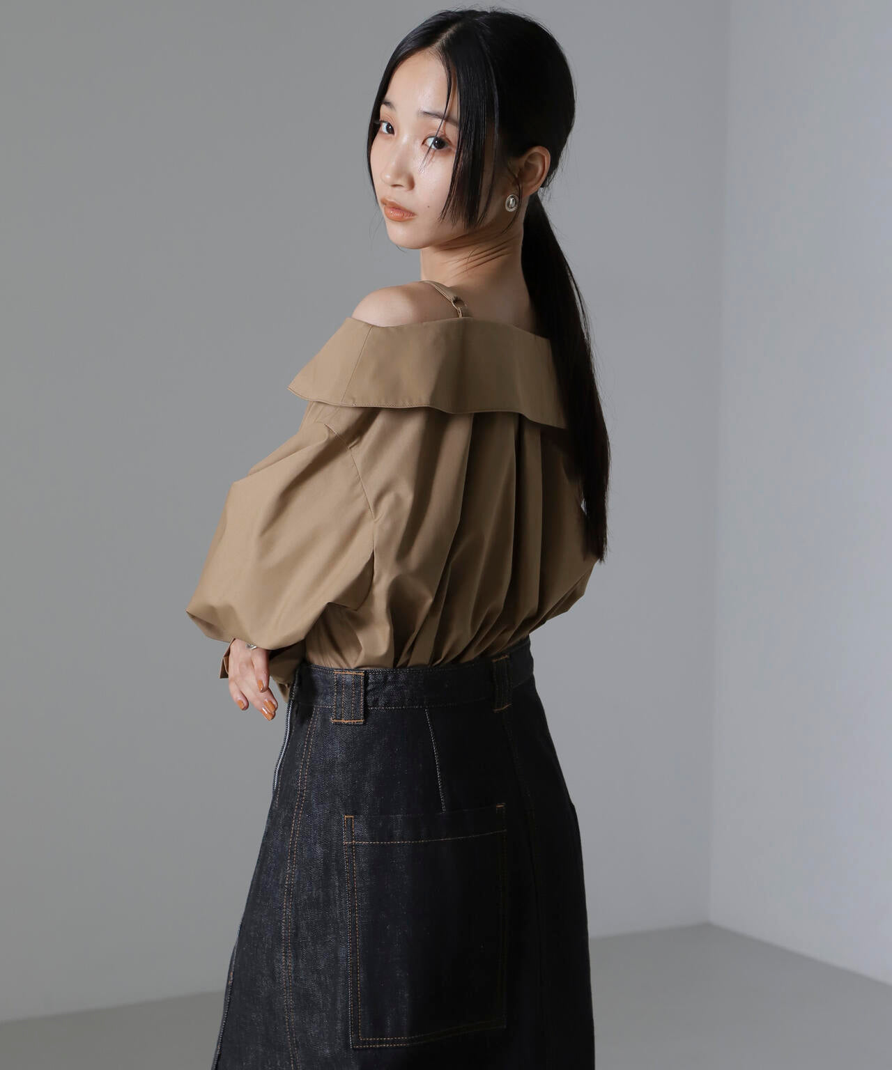 オフショルダーデザインシャツ
