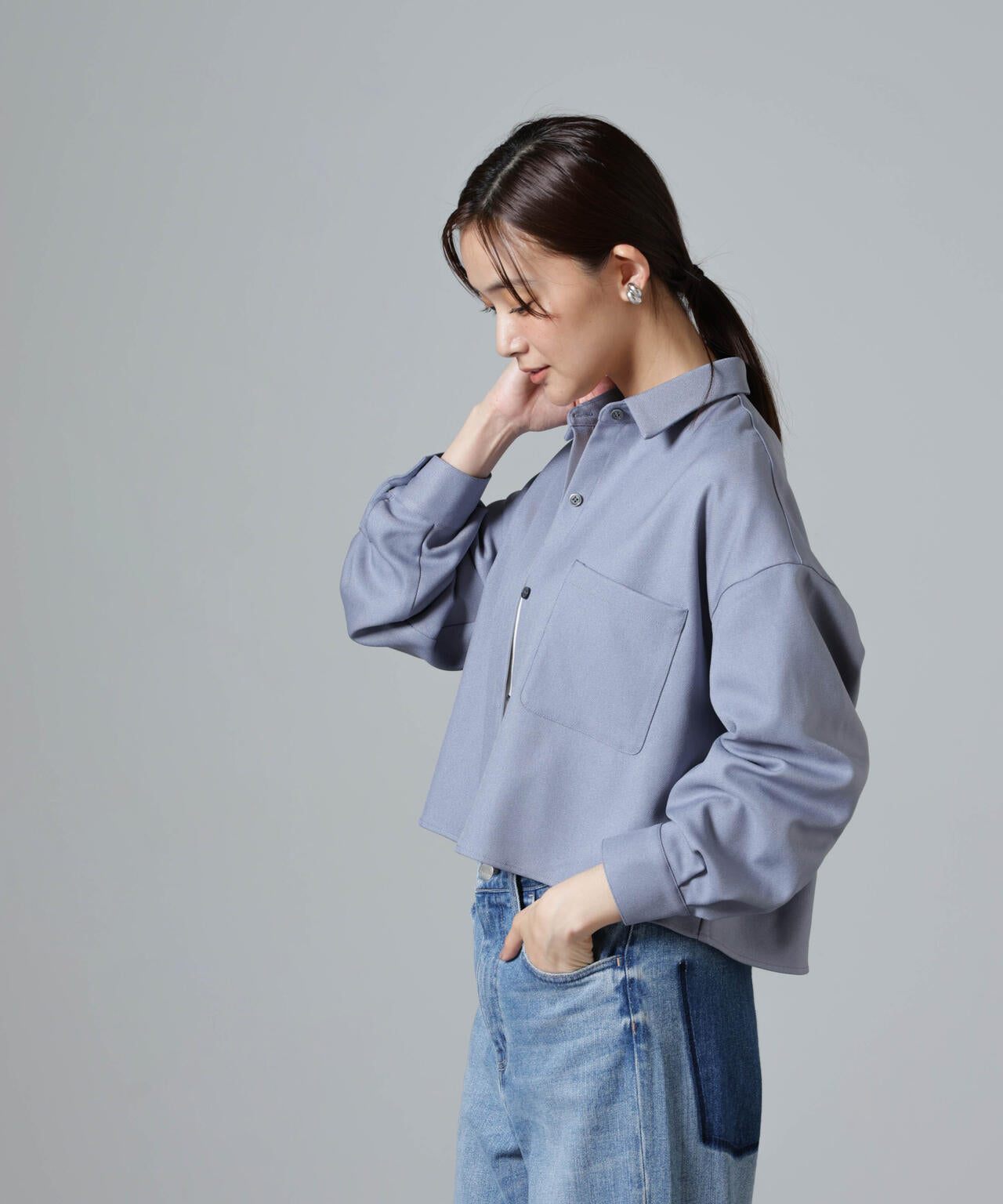 バックコンシャスクロップドシャツ（セットアップ可）