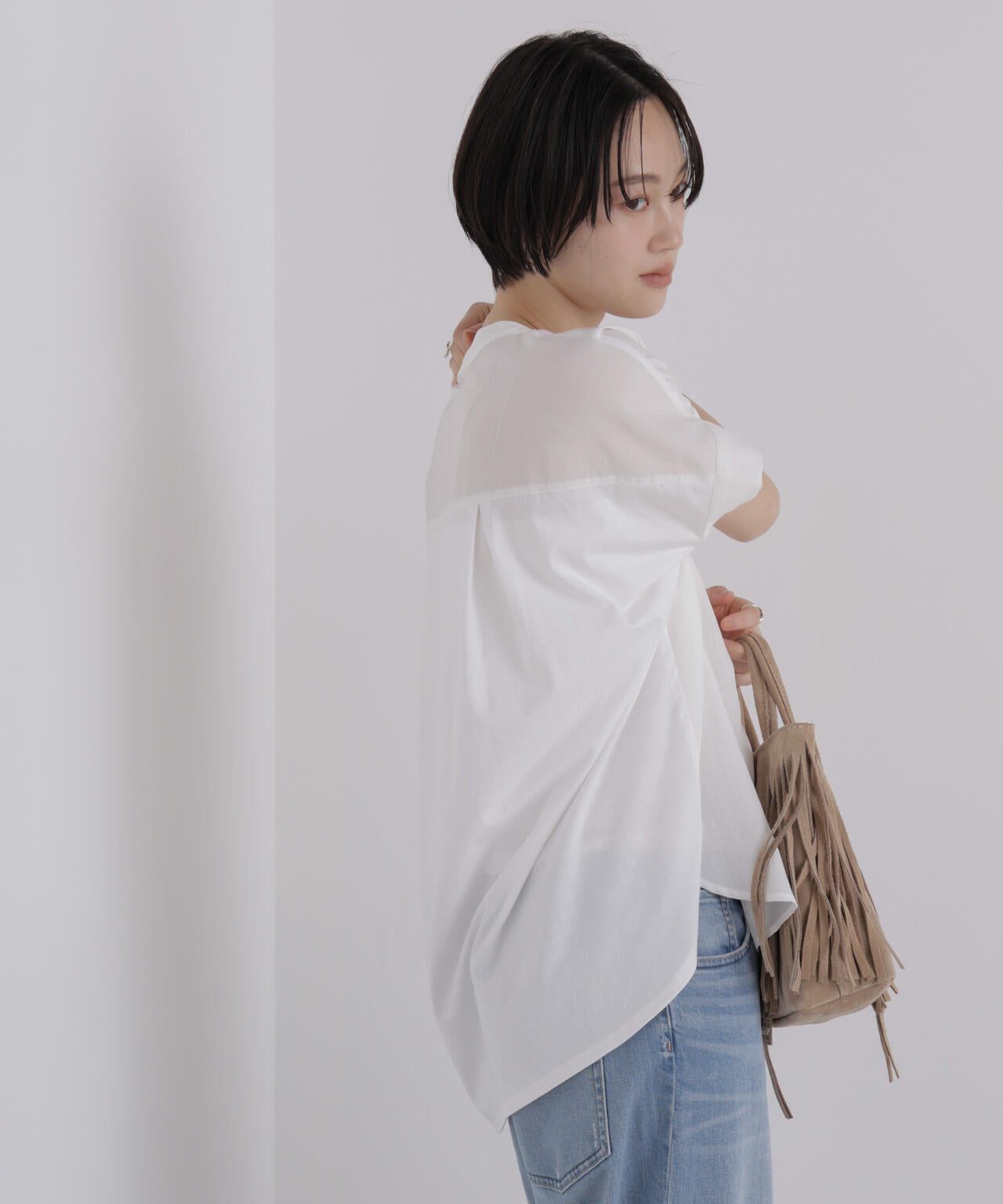 バックカットソー切り替えスキッパーブラウス