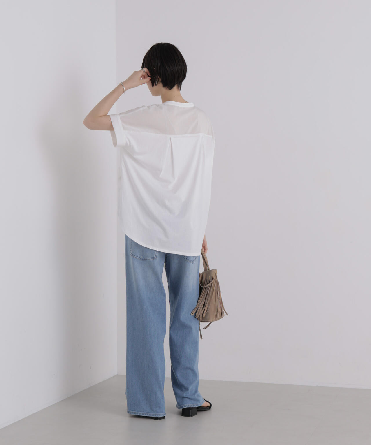 バックカットソー切り替えスキッパーブラウス