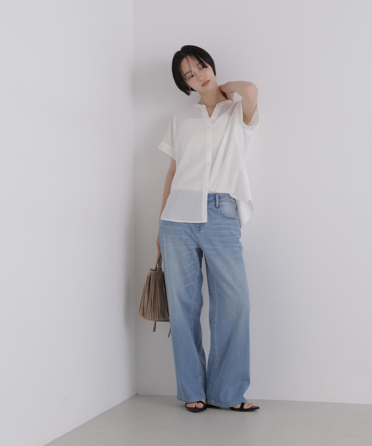 バックカットソー切り替えスキッパーブラウス