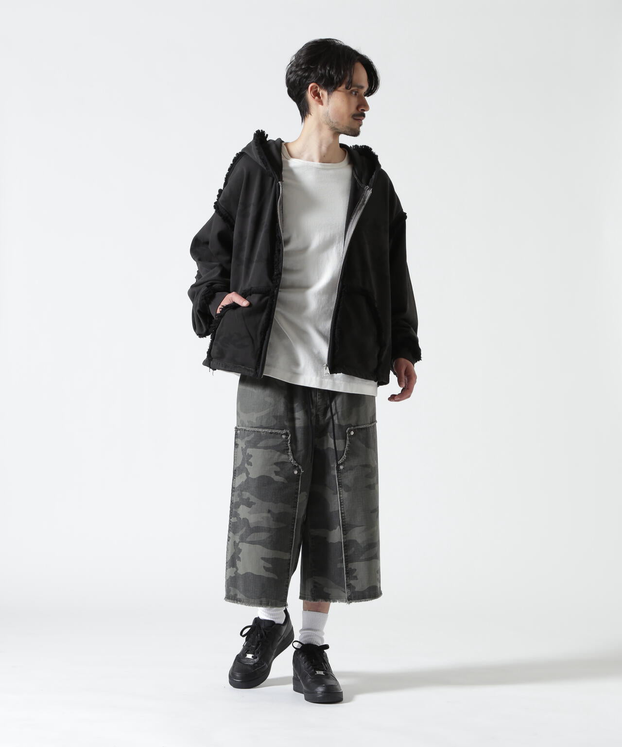 Height 178  Chest 92  Waist 76  hips 95  Shoes 27.0 着用サイズ：L