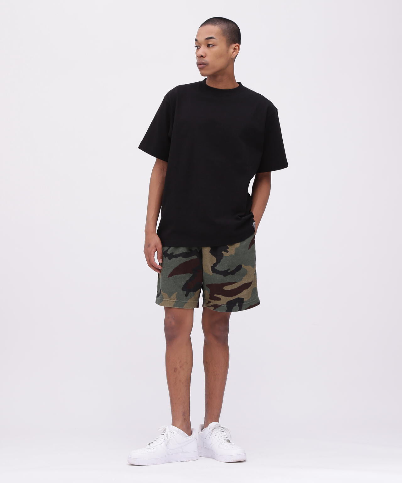 《直営店限定》VARSITY CAMO LOGO T-SHIRT / バーシティ カモ ロゴ 半袖Tシャツ / AVIREX