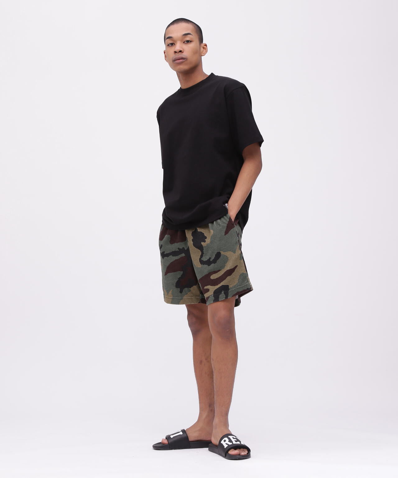 《直営店限定》VARSITY CAMO LOGO T-SHIRT / バーシティ カモ ロゴ 半袖Tシャツ / AVIREX