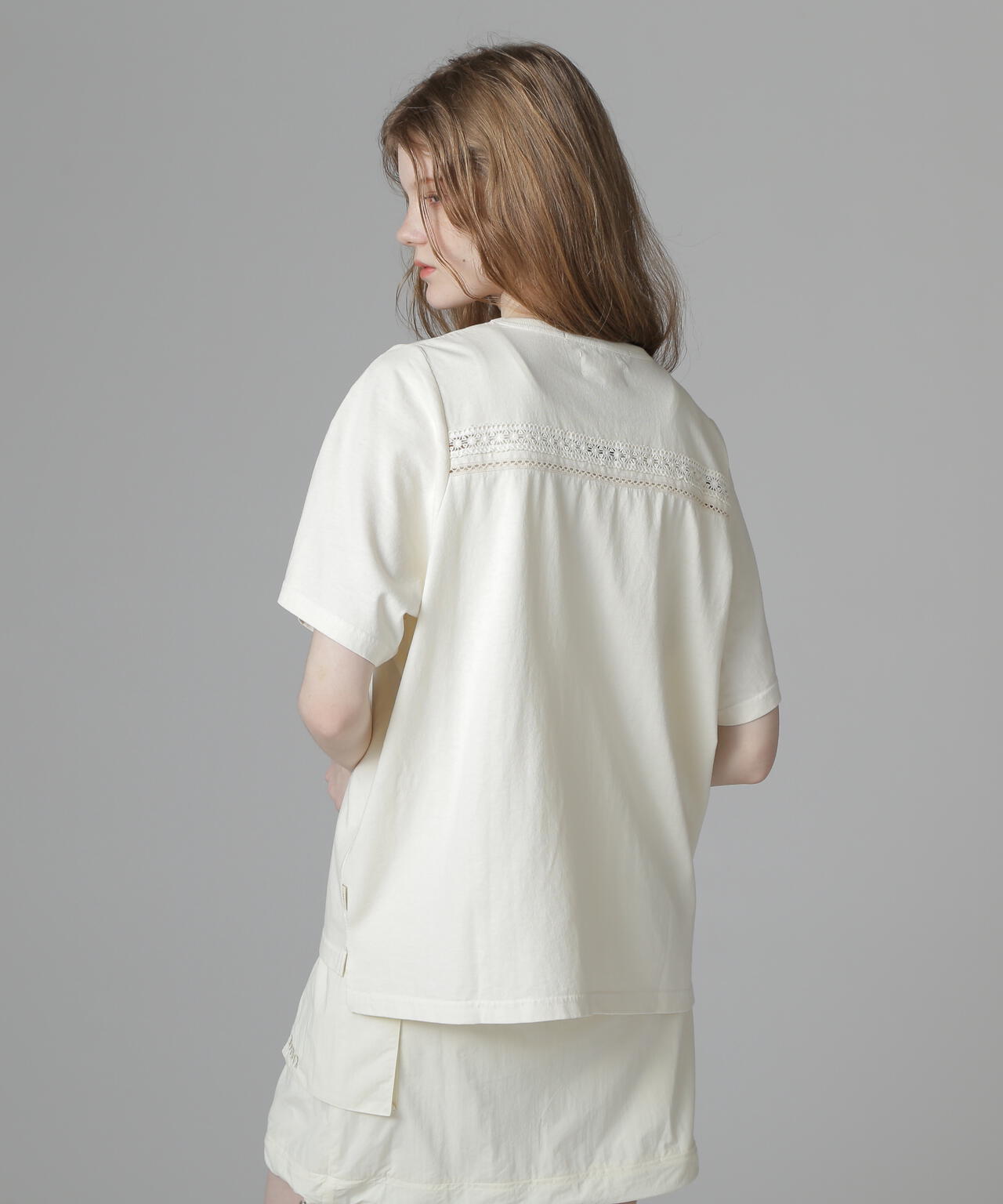 《直営店限定》LACE DETAILS EMBROIDERY T-SHIRT/レースディテール刺繍Tシャツ