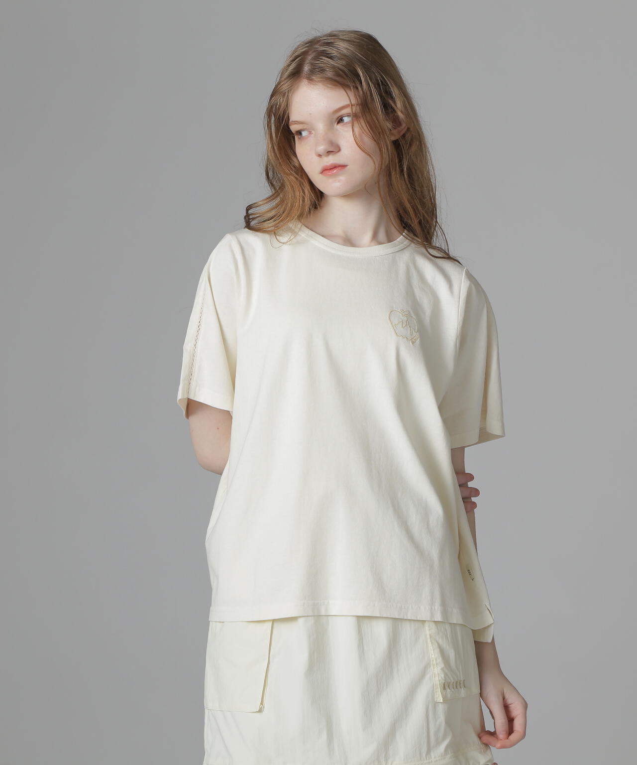 《直営店限定》LACE DETAILS EMBROIDERY T-SHIRT/レースディテール刺繍Tシャツ