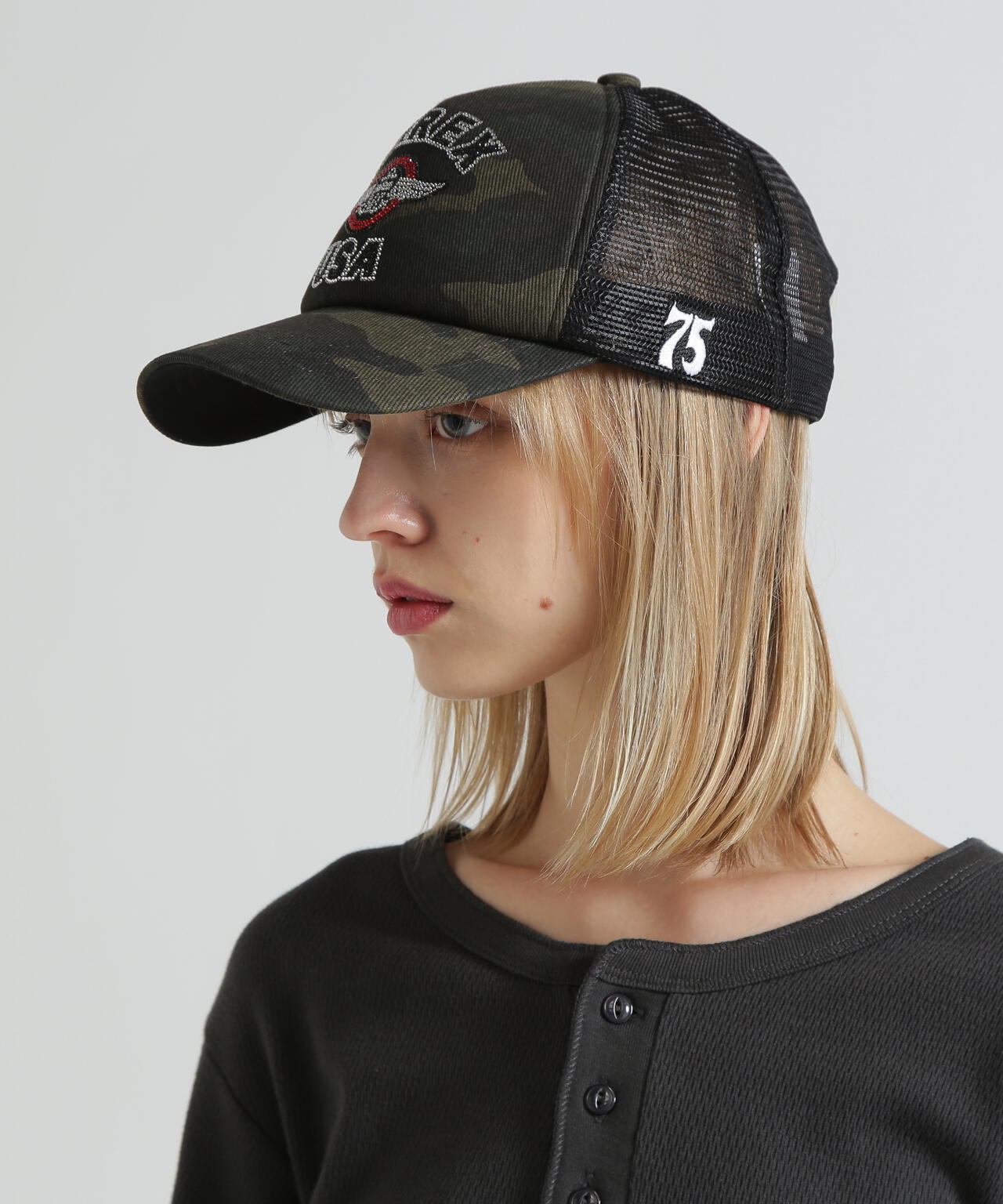 【直営店限定】RHINESTONE VARSITY LOGO MESH CAP
