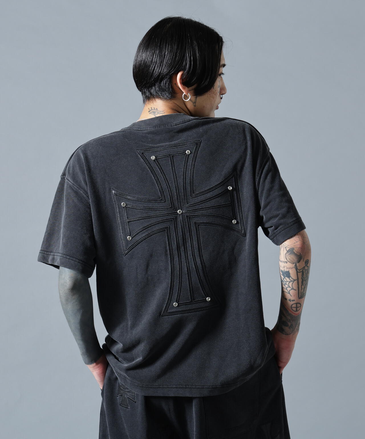 UNKNOWN LONDON/アンノウンロンドン/【LHP EXCLUSIVE】LEATHER CROSS TEE