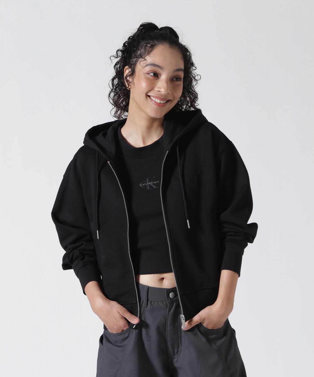 Calvin Klein （カルバンクライン）LS MONOGRAM TERRY CROPPED PARKA