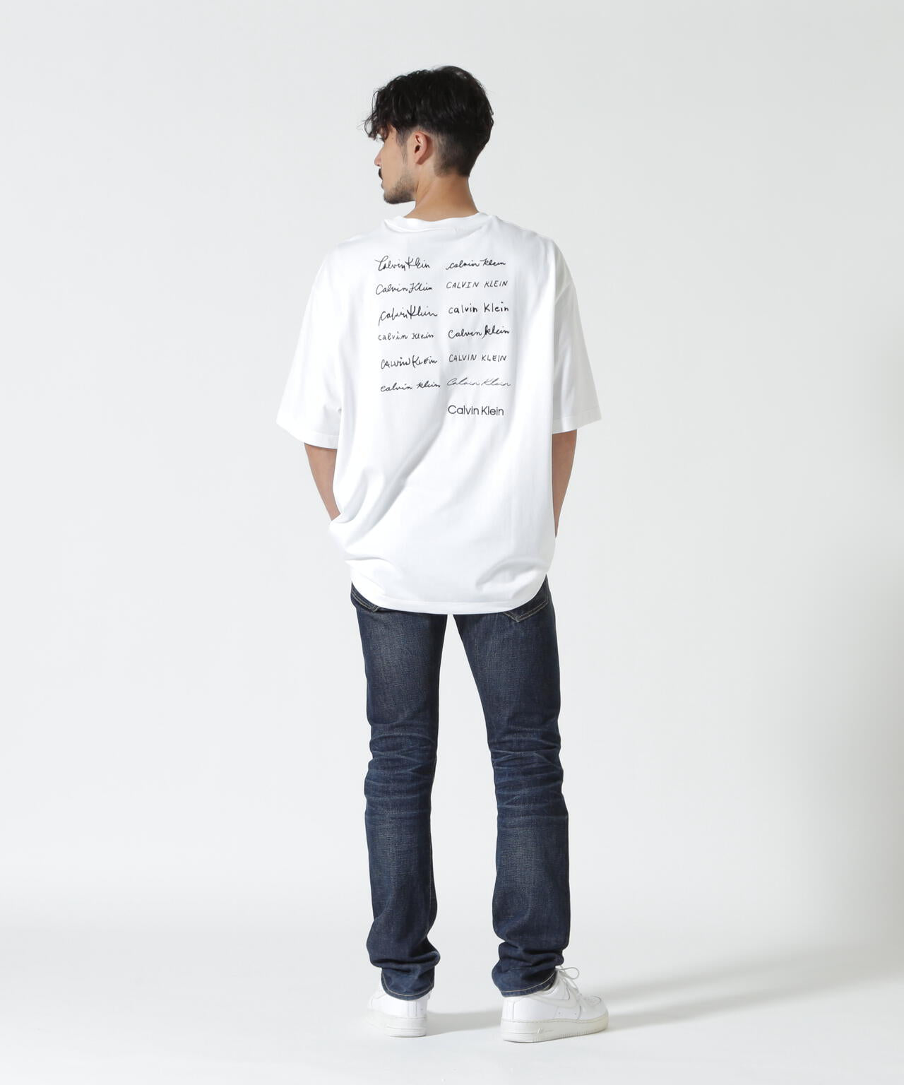 Calvin Klein (カルバンクライン）エンブロイダリーロゴフォント グラフィックTシャツ