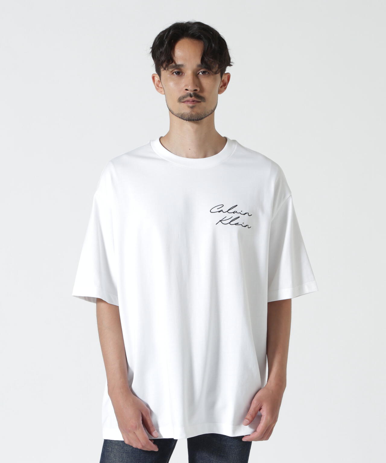 Calvin Klein (カルバンクライン）エンブロイダリーロゴフォント グラフィックTシャツ