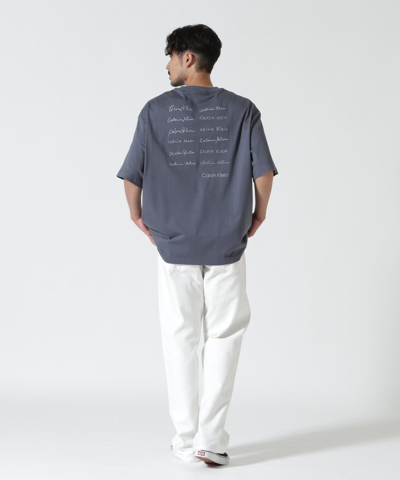 Calvin Klein (カルバンクライン）エンブロイダリーロゴフォント グラフィックTシャツ