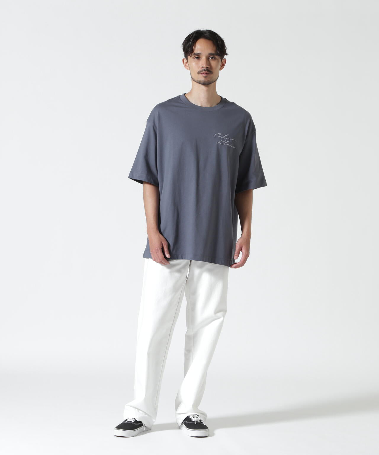 Calvin Klein (カルバンクライン）エンブロイダリーロゴフォント グラフィックTシャツ