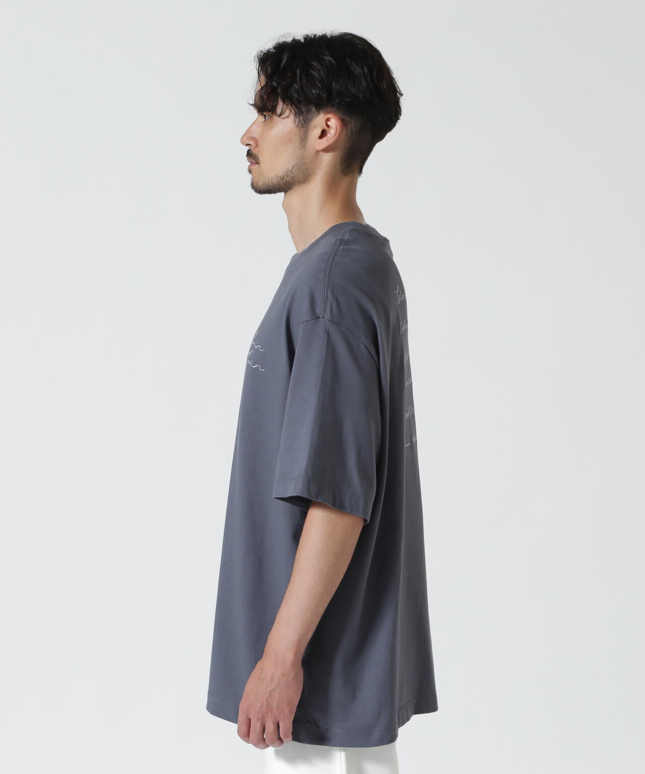 Calvin Klein (カルバンクライン）エンブロイダリーロゴフォント グラフィックTシャツ